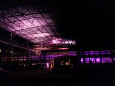 Fredenhagen Halle lila und pink beleuchtet