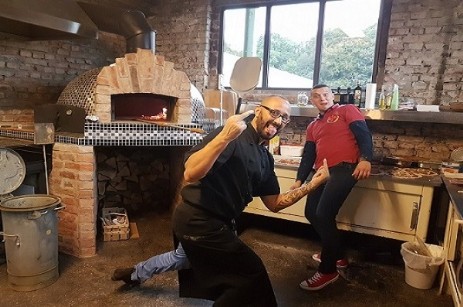 Pizzaofen in Offenbach mit Holzfeuer Kamu von Lorenzo mach Pizza