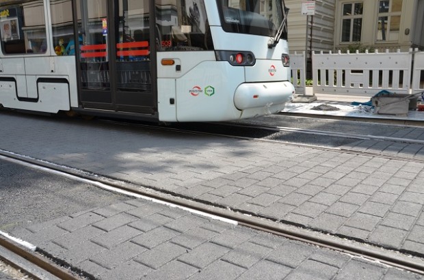 Farbiger Asphalt BusPhalt zwischen Strassenbahnschienen