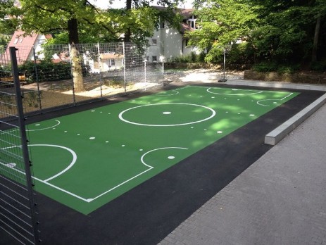 Asphaltfarbe im Schulhof als Spielfeld