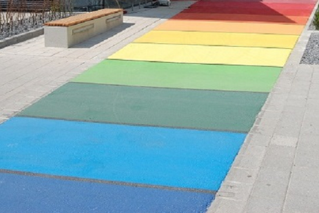 Asphaltfarbe als Fußgängerüberweg Gestalten mit Asphalt