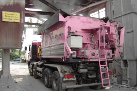 Asphalt-Thermocontainer unter Mischanlage